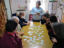 雨の日はかるた取りを行い、脳活性化に取り組んでいます。