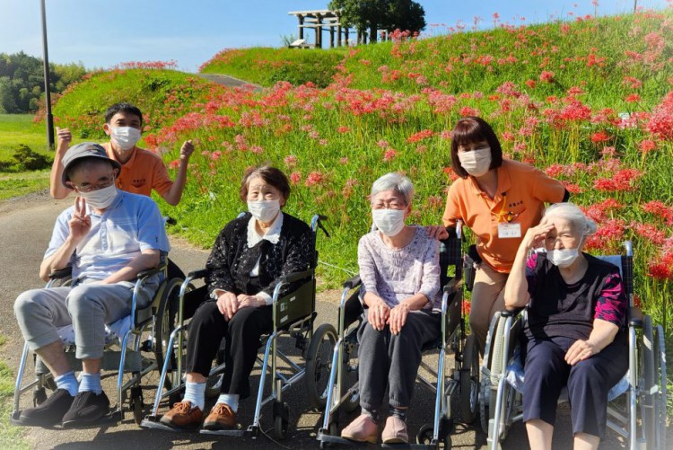 青空の下、満開の赤い彼岸花に感激です！