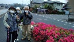錦海団地のツツジで記念撮影