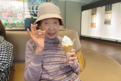 ソフトクリームに溶けそうな笑顔。