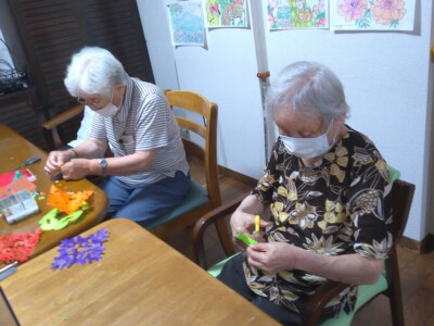 折り紙を切って花火を作っています